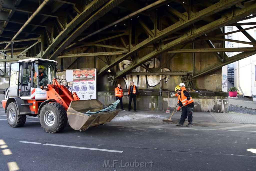 LKW blieb unter Bruecke haengen Koeln Deutz Deutz Muelheimerstr P164.JPG - Miklos Laubert